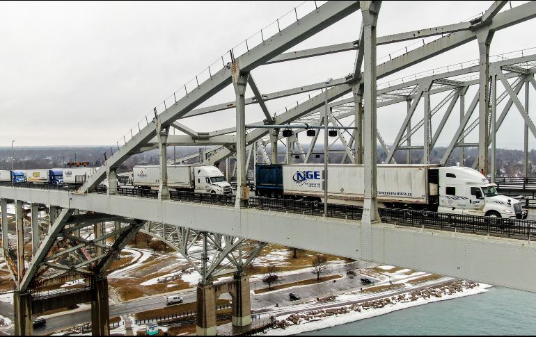 Traileros mantienen cerrado el puente internacional Ambassador con Estados Unidos. EFE/T. Maury
