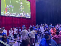 Mientras esperan, se proyectan películas de la NFL que recuerdan los grandes momentos que se han vivido durante la historia. EL INFORMADOR/P. Gallardo