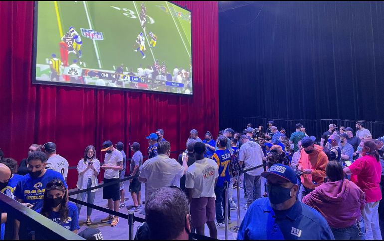 Mientras esperan, se proyectan películas de la NFL que recuerdan los grandes momentos que se han vivido durante la historia. EL INFORMADOR/P. Gallardo