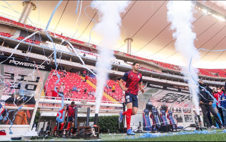Chivas se midió ante los Tigres en la cancha del Estadio Akron, pero antes tuvieron una visita sorpresa. IMAGO7
