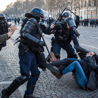 Policía parisina disuelve protesta contra restricciones sanitarias