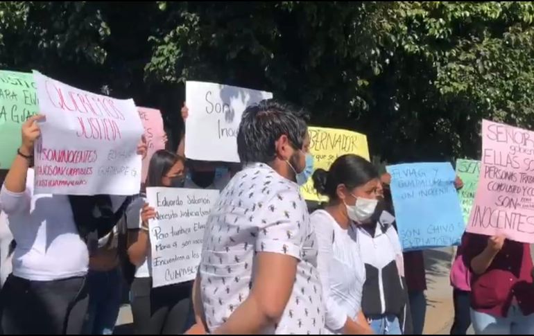 En grito al unísono decían “son inocentes”, además traían pancartas en las que destacaban los mensajes al gobernador de Jalisco. ESPECIAL