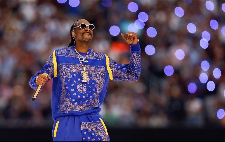 Al rapero estadounidense lo acompañaron otros grandes cantantes del rap, Eminem, Dr. Dre, Kendrick Lamar y Mary J, además de 50 Cent quién fue la sorpresa de la noche. EFE / G. Mabanglo