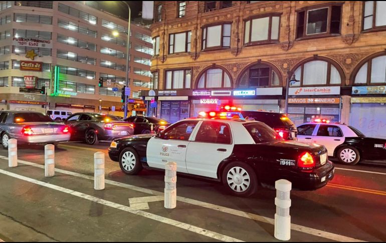 La policía intenta contener la situación con un fuerte operativo en las calles del centro de Los Ángeles. EL INFORMADOR/ P. Gallardo