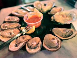 La mejora de la circulación sanguínea y los ácidos grasos Omega-3 y zinc, que favorecen la producción de la testosterona, son dos de los beneficios que ofrecen algunos alimentos catalogados como afrodisiacos como las ostras. AP / ARCHIVO