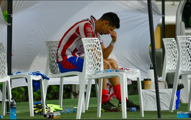 El juego amistoso ante el Atlanta United le salió caro a Chivas, pues fue durante ese partido que el capitán salió en camilla después de lastimarse en la disputa por la pelota. IMAGO7