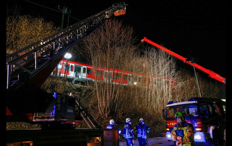 Calculan que unos 100 pasajeros, entre ellos escolares, viajaban en los dos trenes. AFP/M. Rehle