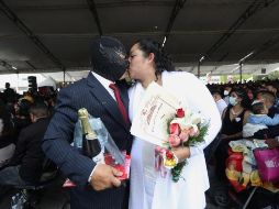 Los velos, vestidos de novia, flores y adornos se complementaron con los cubrebocas que en todo momento portaron los contrayentes. EFE/S. Gutiérrez