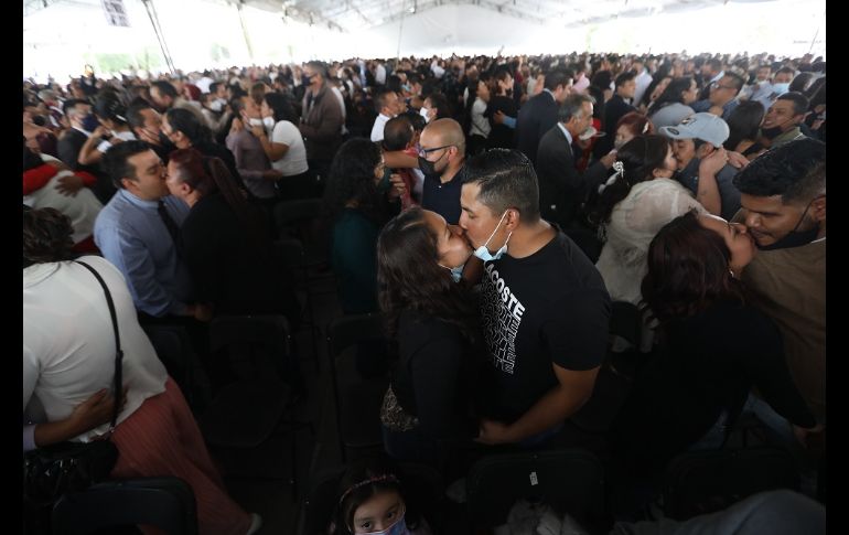 Los velos, vestidos de novia, flores y adornos se complementaron con los cubrebocas que en todo momento portaron los contrayentes. EFE/S. Gutiérrez