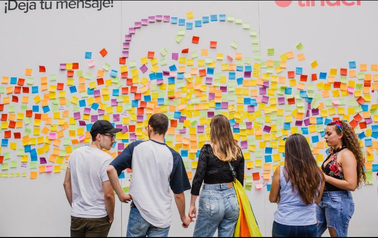 De acuerdo con los expertos, la primera fase de una relación amorosa, es el enamoramiento, que comienza con la estimulación de los sentidos. EFE