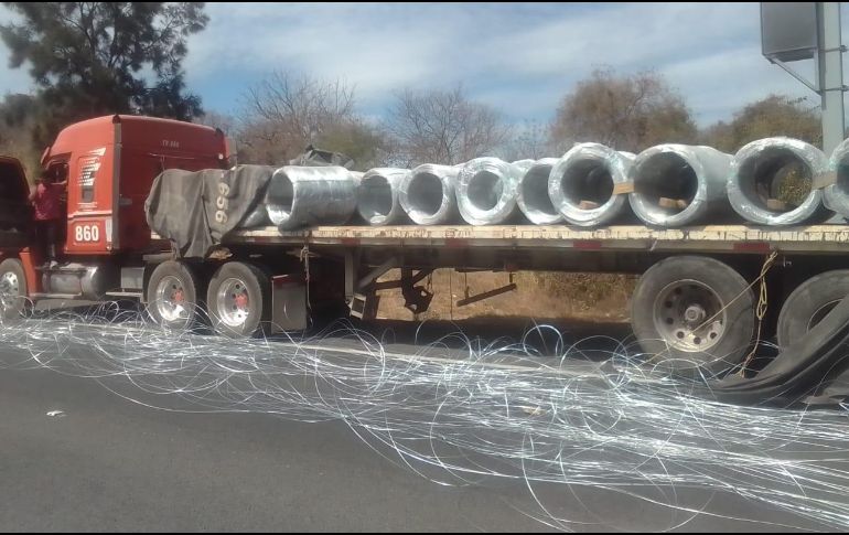 El carril por donde circulaban los vehículos quedó cerrado hasta que se realizó la limpieza total de la vía. ESPECIAL