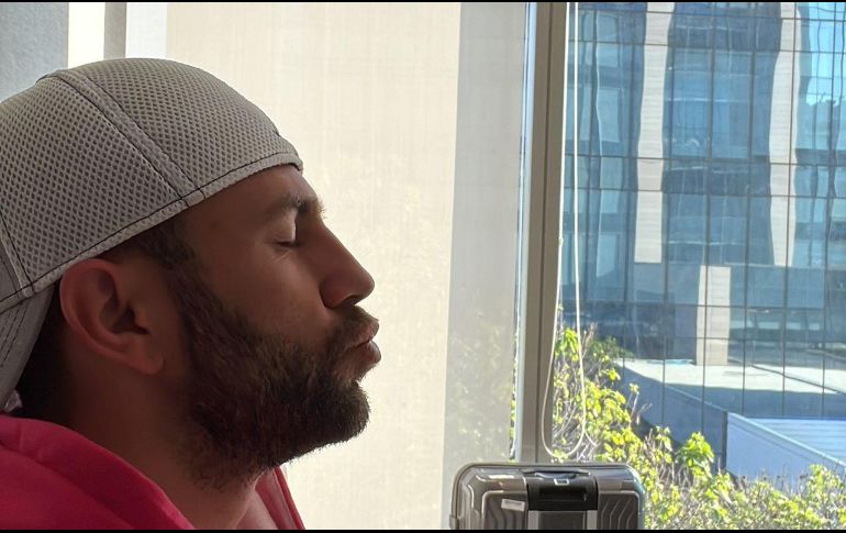 En la foto original aparece Miguel Layún dándole un beso al aire, y esto ocasionó que los usuarios de esta red social echaran a volar su imaginación. TWITTER / Miguel_layun