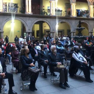 Entregan la presea “Valentín Gómez Farías”