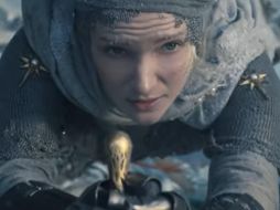 Un joven Galadriel, interpretado por Morfydd Clark, se muestra aferrado a un acantilado helado en el tráiler. AMAZON PRIME VIDEO