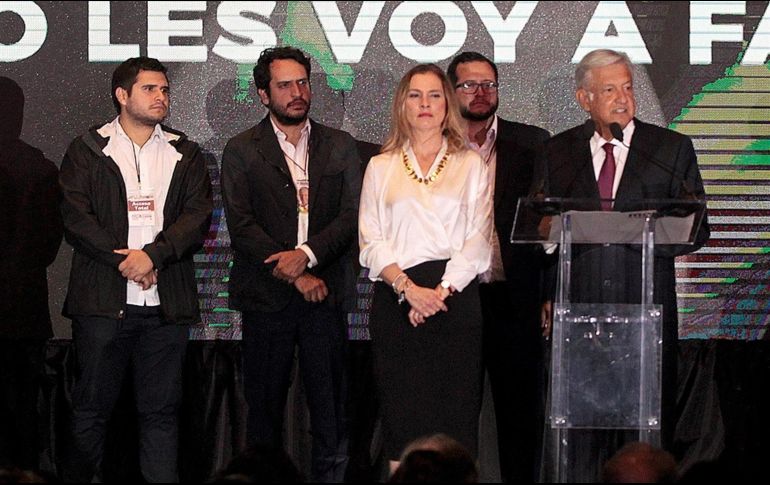 Una investigación de Carlos Loret de Mola reveló que López Beltrán (2ndo der a izq) vivió en Houston en una propiedad de un alto directivo de Baker Hughes. EFE / ARCHIVO