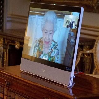 Isabel II retoma actividades tras contacto con su hijo, positivo a COVID-19