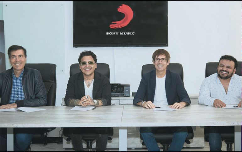 Cambia de disquera. La máxima figura del Regional Mexicano en la actualidad, Christian Nodal, posa durante la firma de su nuevo contrato. Cortesía/ Sony/ Music