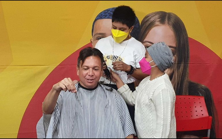 El alcalde de Guadalajara, Pablo Lemus, se cortó el cabello tras haber reunido un millón 430 mil pesos para comprar medicamentos para menores con cáncer. Sofi, quien padece leucemia, fue la encargada de comenzar con el corte. EL INFORMADOR/A. Navarro