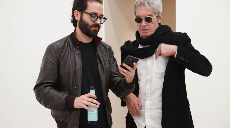 Curro Borrego y Juan Carlos de la Torre en la exposición de Octavio Abúndez. GENTE BIEN JALISCO/ANTONIO MARTÍNEZ