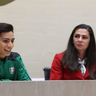 Le condicionan beca a Donovan Carrillo