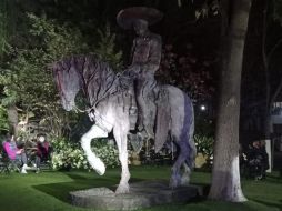 La obra de gran formato hecha en bronce, mide desde el caballo hacia arriba aproximadamente 3.60 metros y pesa dos toneladas. ESPECIAL