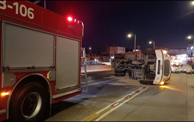 Personal de Protección Civil Zapopan está en la zona saneando el lugar. TWITTER / @UMPCyBZ