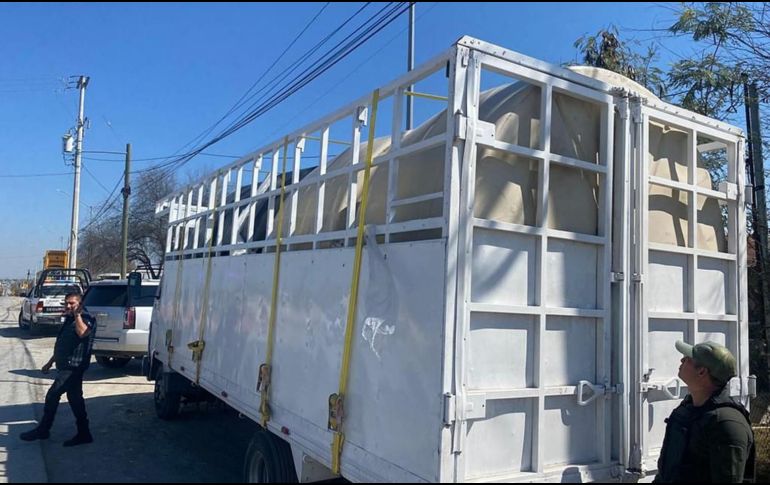 El camión fue localizado por la FGR en el municipio de Allende, Nuevo León, cuando se le marcó el alto para una revisión de rutina. EFE/Secretaría de Gobernación