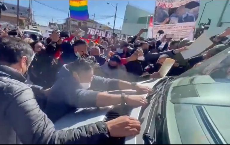 El hombre se colgó la camioneta del Presidente AMLO pidiendo que se le escuchara. ESPECIAL