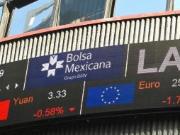 En la jornada, el peso se apreció un 0.75% frente al dólar, al cotizar a 17.01 unidades por billete verde, luego de los 17.14 en la jornada previa, según datos del Banco de México. EFE / ARCHIVO