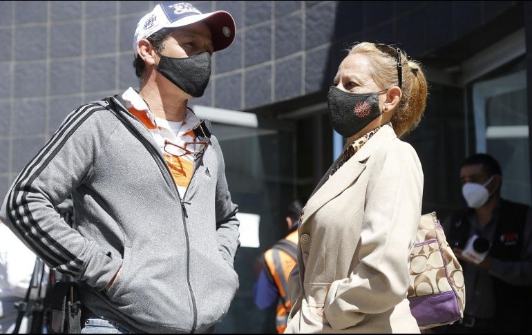 Alonso Macías (i) y Angélica Macías (d), familiares de Chavita, a la espera de reencontrarse con él. EFE/F. Guasco