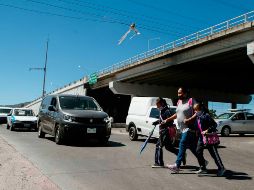 Cuando lleva a sus hijas a la escuela, Julia tiene que “torear” a los automóviles en Periférico e Inglaterra, por lo que pide una solución a las autoridades. EL INFORMADOR/G. Gallo