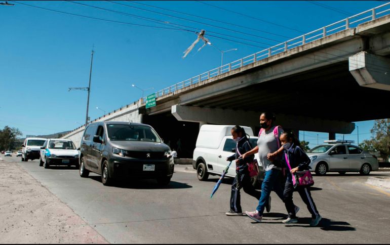 Cuando lleva a sus hijas a la escuela, Julia tiene que “torear” a los automóviles en Periférico e Inglaterra, por lo que pide una solución a las autoridades. EL INFORMADOR/G. Gallo