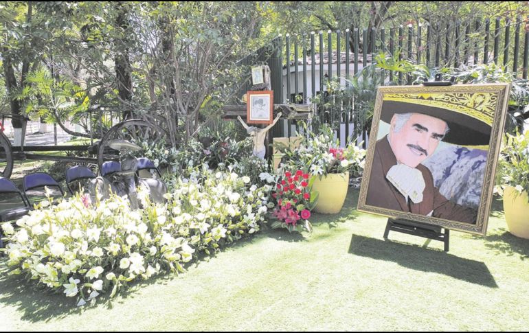 El artista colombiano “Mr. Bling” creó esta pintura que acompañó ayer a la familia en el cumpleaños 82 de “El Charro de Huentitán”. EL INFORMADOR/E. Esparza