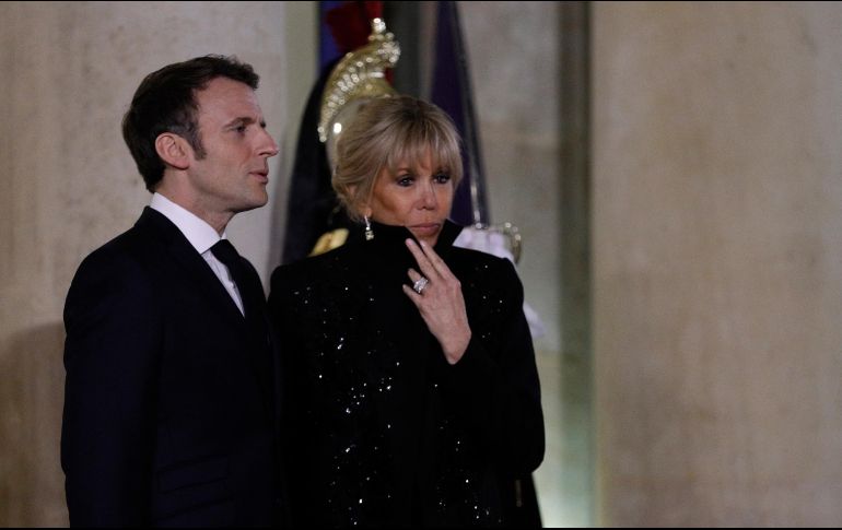EMMANUEL Y BRIGITTE MACRON. Según los datos falsos, se habría puesto en marcha un complot para esconder la verdadera identidad de la primera dama. AFP / ARCHIVO