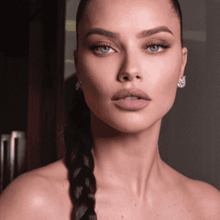 Adriana Lima anuncia su embarazo con divertido TikTok