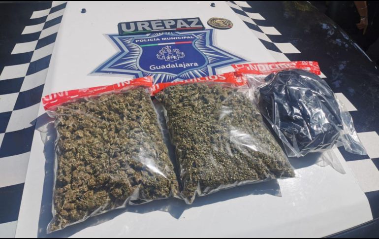 Luego de la revisión exhaustiva, encontraron al interior de la bolsa cerca de 750 gramos aparentemente de marihuana. CORTESÍA/Policía de Guadalajara