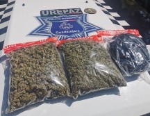 Luego de la revisión exhaustiva, encontraron al interior de la bolsa cerca de 750 gramos aparentemente de marihuana. CORTESÍA/Policía de Guadalajara