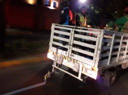 Trabajadores municipales delimitan la ruta que se seguirá en el Medio Maratón con una línea azul. ESPECIAL