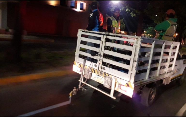 Trabajadores municipales delimitan la ruta que se seguirá en el Medio Maratón con una línea azul. ESPECIAL