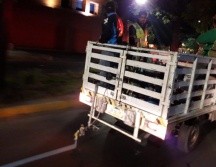 Trabajadores municipales delimitan la ruta que se seguirá en el Medio Maratón con una línea azul. ESPECIAL