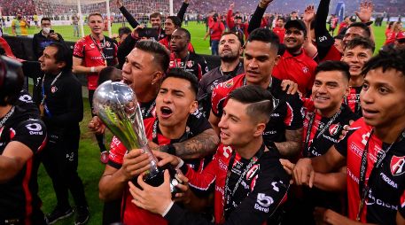 Con su baja, Jairo Torres (con el trofeo) se convierte en el segundo futbolista titular que se va del Atlas después de ser campeón. IMAGO7