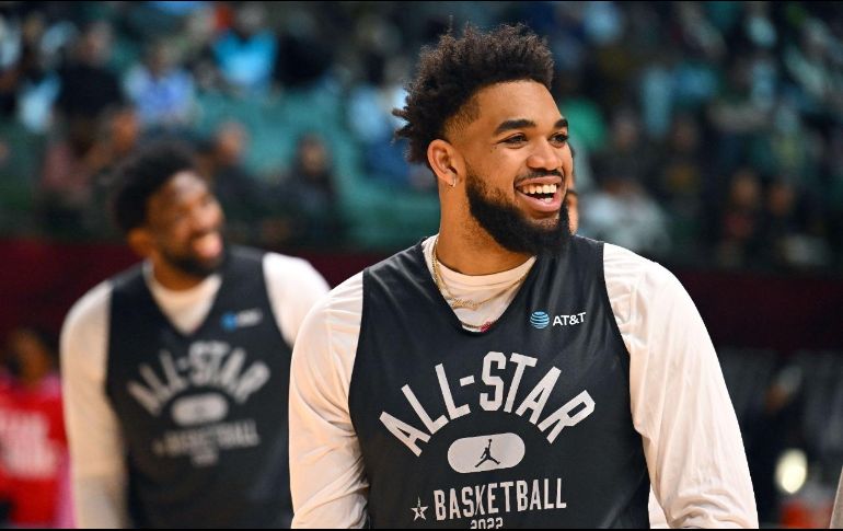 Karl-Anthony Towns se coronó como el campeón de los triples derrotando a un Kennard y Young. AFP/J. Miller