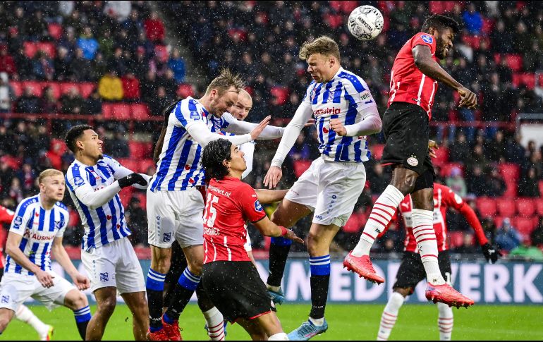 -Erick Gutiérrez, del PSV Eindhoven,  tuvo un encuentro con jugadores del Heerenveen. AFP / O. Fraak