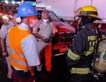En el área de almacén continúan los rescatistas haciendo el barrido de amoniaco. ESPECIAL