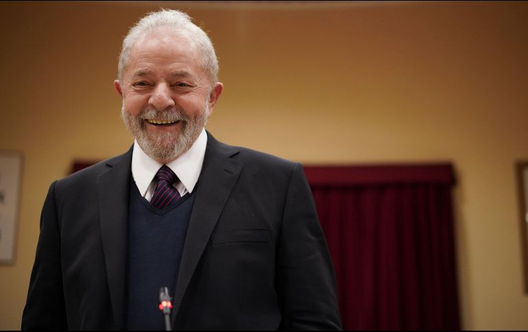 En el caso de una segunda vuelta, Lula derrotaría a cualquiera de los otros candidatos y, si la disputase con Bolsonaro, se impondría con un 53.2% frente al 35.3% que obtendría el actual gobernante. AP / ARCHIVO