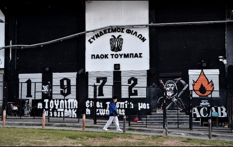 El ministro de Justicia, Kostas Tsiaras, anunció hoy que con los cambios en el Código Penal que se propone hacer el gobierno, los ataques de aficionados ya no podrán saldarse con libertad provisional. AFP / S. Mitrolidis