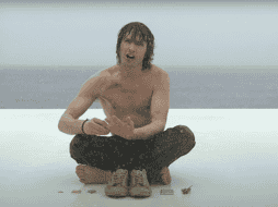 El video oficial de You're Beautiful muestra a James Blunt bajo la lluvia minutos antes de saltar por un acantilado. YOU TUBE/JAMES BLUNT