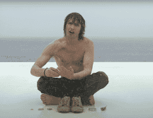 El video oficial de You're Beautiful muestra a James Blunt bajo la lluvia minutos antes de saltar por un acantilado. YOU TUBE/JAMES BLUNT