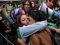 Las activistas a favor del aborto celebraron y ondearon sus icónicas pañoletas verdes a las afueras de la Corte. AFP/R. Arboleda