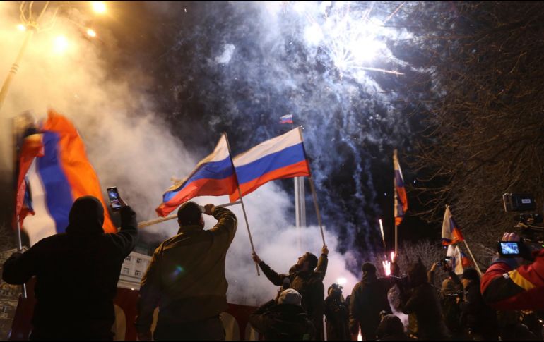 Habitantes de Donetsk celebran el reconocimiento de su república por parte de Rusia. AP/A. Alexandrov